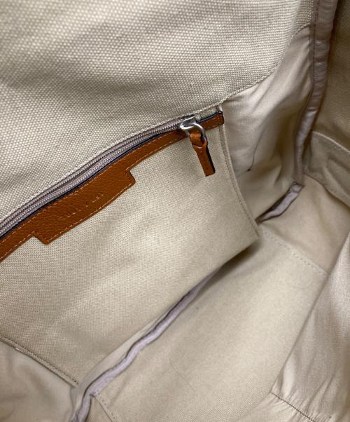 TOUT Y EST（トゥティエ）TOUT Y EST (トゥティエ) SAC BOUT SMALL カーキの古着・服飾アイテム