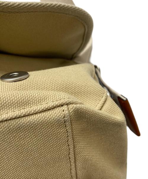TOUT Y EST（トゥティエ）TOUT Y EST (トゥティエ) SAC BOUT SMALL カーキの古着・服飾アイテム