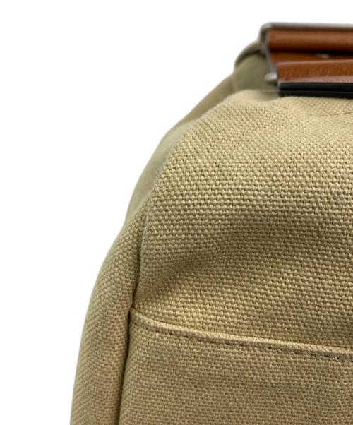 TOUT Y EST（トゥティエ）TOUT Y EST (トゥティエ) SAC BOUT SMALL カーキの古着・服飾アイテム