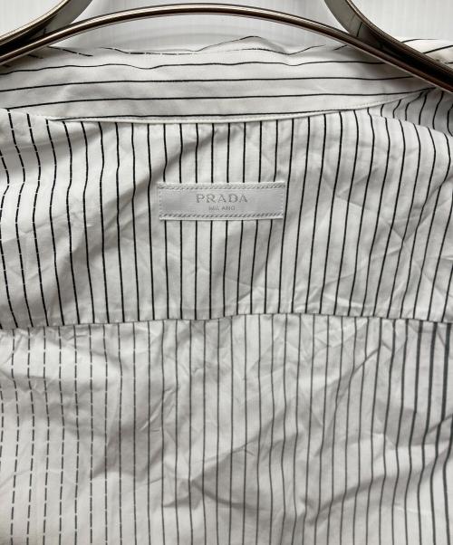 PRADA（プラダ）PRADA (プラダ) ストライプジップアップシャツ/UCN330 S211 ホワイト サイズ:XSの古着・服飾アイテム