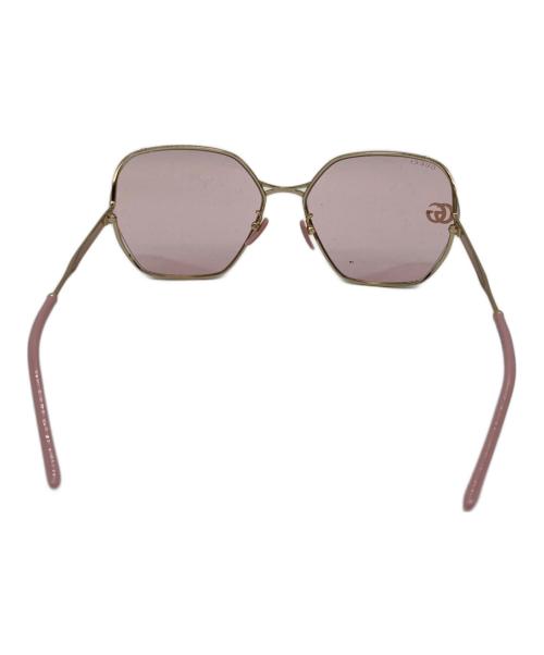GUCCI（グッチ）GUCCI (グッチ) サングラス/GG0818SA/Thin Gold TONE METAL Graphic Oversize  ピンク サイズ:63□17-140の古着・服飾アイテム