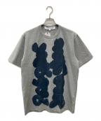 TAO COMME des GARCONSタオ コムデギャルソン）の古着「DAICHIROSHINJO製品プリントTシャツ/TM-T021」｜グレー