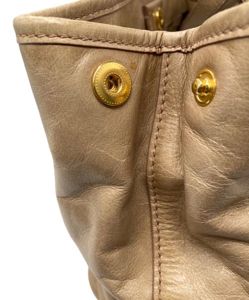 MIU MIU（ミュウミュウ）MIU MIU (ミュウミュウ) VITELLO SHINE/RN0685 ベージュの古着・服飾アイテム