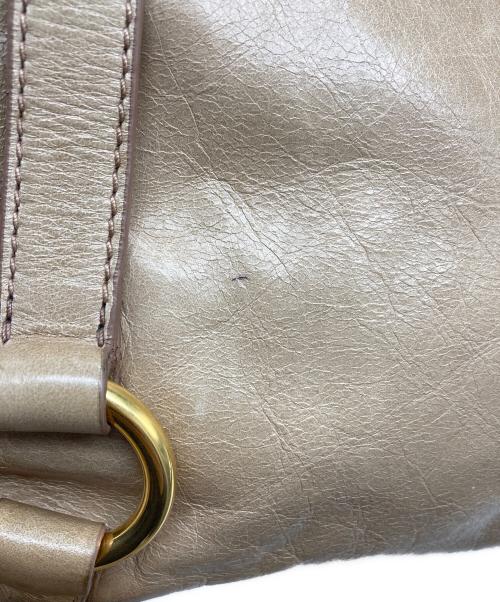 MIU MIU（ミュウミュウ）MIU MIU (ミュウミュウ) VITELLO SHINE/RN0685 ベージュの古着・服飾アイテム