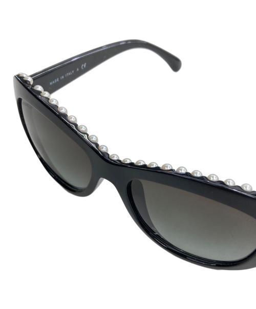 CHANEL（シャネル）CHANEL (シャネル) パールサングラス ブラック サイズ:56□17の古着・服飾アイテム