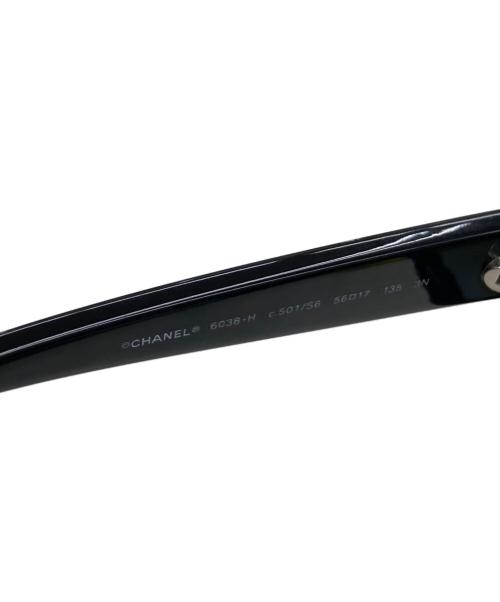 CHANEL（シャネル）CHANEL (シャネル) パールサングラス ブラック サイズ:56□17の古着・服飾アイテム