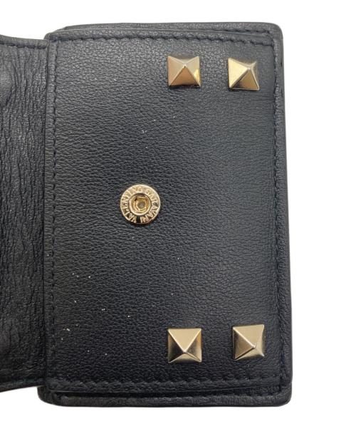 VALENTINO GARAVANI（ヴァレンティノ・ガラヴァーニ）VALENTINO GARAVANI (ヴァレンティノ・ガラヴァーニ) ロックスタッズ 三つ折り財布/W2P0Q47 ブラックの古着・服飾アイテム