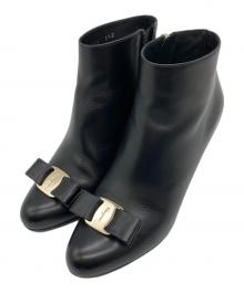 Salvatore Ferragamo（サルヴァトーレ フェラガモ）の古着「ヴァラリボンショートブーツ」｜ブラック