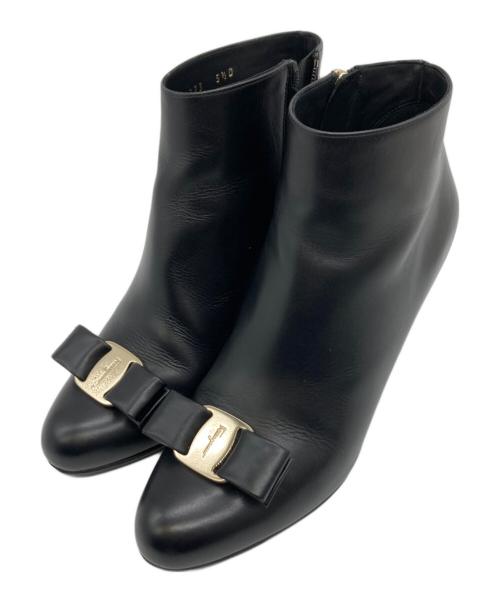 Salvatore Ferragamo（サルヴァトーレ フェラガモ）Salvatore Ferragamo (サルヴァトーレ フェラガモ) ヴァラリボンショートブーツ ブラック サイズ:5 1/2の古着・服飾アイテム