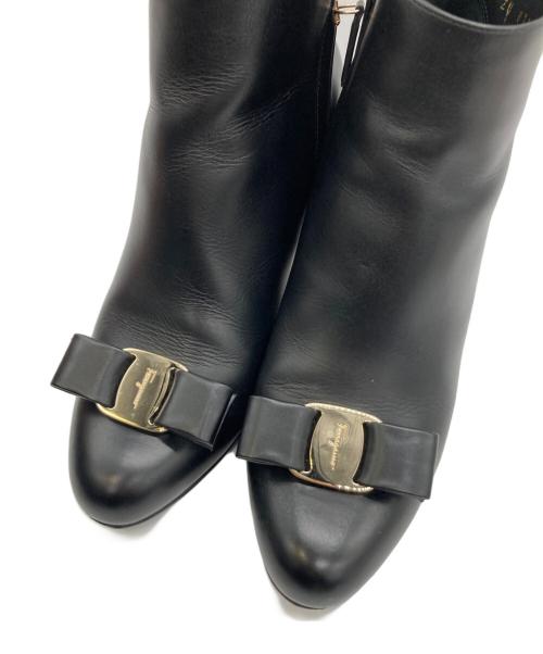 Salvatore Ferragamo（サルヴァトーレ フェラガモ）Salvatore Ferragamo (サルヴァトーレ フェラガモ) ヴァラリボンショートブーツ ブラック サイズ:5 1/2の古着・服飾アイテム
