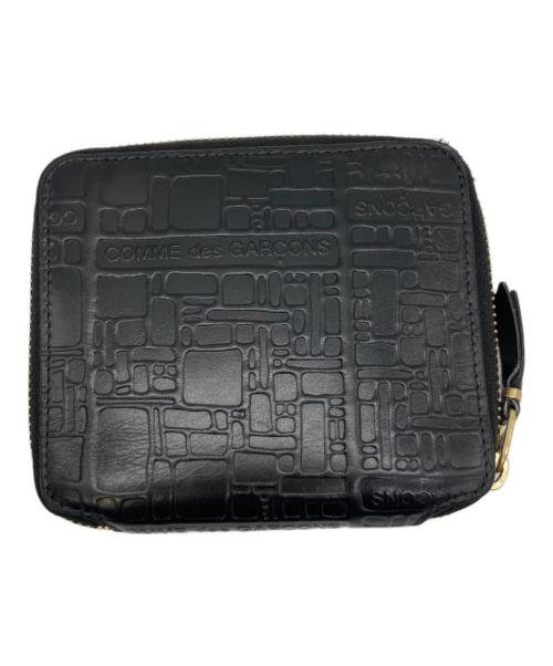 COMME des GARCONS（コムデギャルソン）COMME des GARCONS (コムデギャルソン) EMBOSSED LOGOTYPE FULL ZIP AROUND WALLET ブラックの古着・服飾アイテム