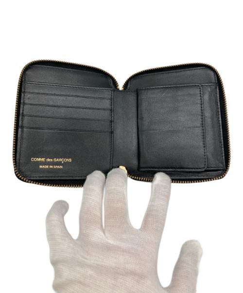 COMME des GARCONS（コムデギャルソン）COMME des GARCONS (コムデギャルソン) EMBOSSED LOGOTYPE FULL ZIP AROUND WALLET ブラックの古着・服飾アイテム
