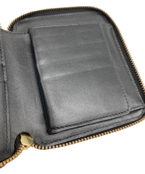 COMME des GARCONS（コムデギャルソン）COMME des GARCONS (コムデギャルソン) EMBOSSED LOGOTYPE FULL ZIP AROUND WALLET ブラックの古着・服飾アイテム