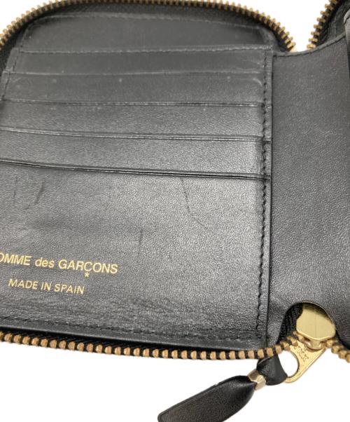 COMME des GARCONS（コムデギャルソン）COMME des GARCONS (コムデギャルソン) EMBOSSED LOGOTYPE FULL ZIP AROUND WALLET ブラックの古着・服飾アイテム