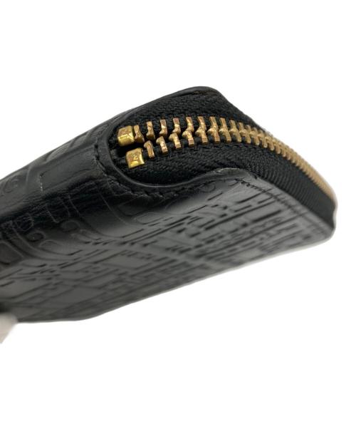 COMME des GARCONS（コムデギャルソン）COMME des GARCONS (コムデギャルソン) EMBOSSED LOGOTYPE FULL ZIP AROUND WALLET ブラックの古着・服飾アイテム