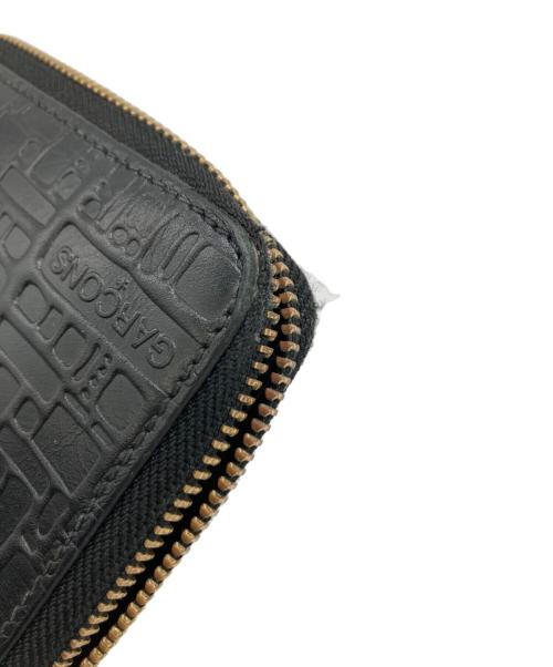 COMME des GARCONS（コムデギャルソン）COMME des GARCONS (コムデギャルソン) EMBOSSED LOGOTYPE FULL ZIP AROUND WALLET ブラックの古着・服飾アイテム