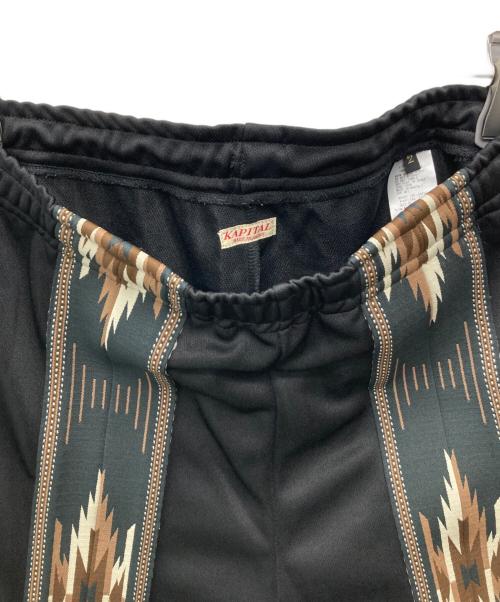 KAPITAL（キャピタル）KAPITAL (キャピタル) スムースジャージー KOCHI&ZEPHYR ネイティブ柄 センターデザイン トラックパンツ/K2304LP095 ブラック サイズ:2の古着・服飾アイテム