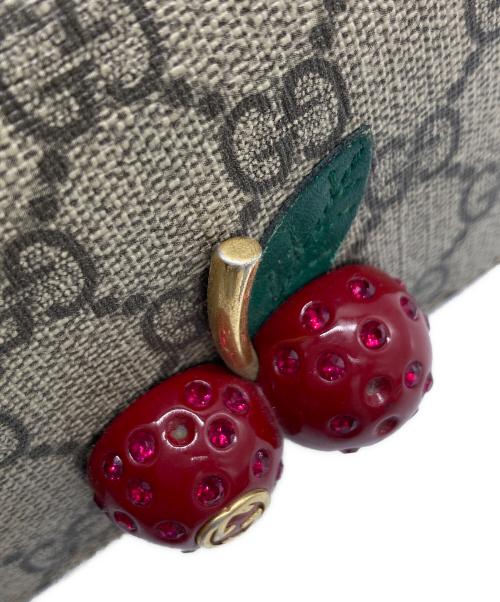 GUCCI（グッチ）GUCCI (グッチ) チェリーコンパクトウォレット/476050 レッド×ベージュの古着・服飾アイテム