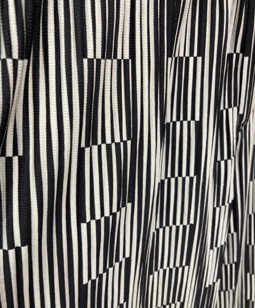 HOMME PLISSE ISSEY MIYAKE（オム プリッセ イッセイ ミヤケ）HOMME PLISSE ISSEY MIYAKE (オム プリッセ イッセイ ミヤケ) HOLOGRAM/プリーツパンツ/HP11JF226 ホワイト×ブラック サイズ:Ｍの古着・服飾アイテム