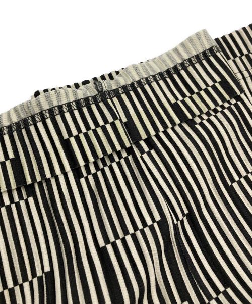 HOMME PLISSE ISSEY MIYAKE（オム プリッセ イッセイ ミヤケ）HOMME PLISSE ISSEY MIYAKE (オム プリッセ イッセイ ミヤケ) HOLOGRAM/プリーツパンツ/HP11JF226 ホワイト×ブラック サイズ:Ｍの古着・服飾アイテム