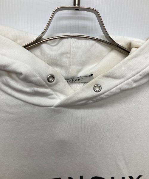 GIVENCHY（ジバンシィ）GIVENCHY (ジバンシィ) ロゴプルオーバーパーカー/BMJ05430AF ホワイト サイズ:Ｍの古着・服飾アイテム