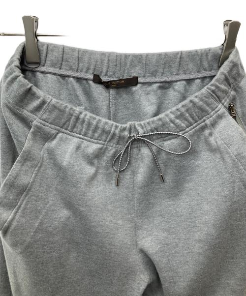 LOUIS VUITTON（ルイ ヴィトン）LOUIS VUITTON (ルイ ヴィトン) パッチロゴスウェットパンツ/RM152Q H7Y43WJI5 グレー サイズ:Ｓの古着・服飾アイテム
