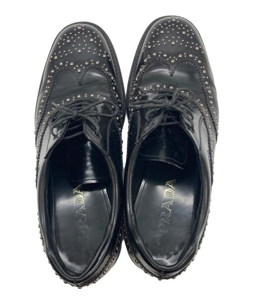 PRADA（プラダ）PRADA (プラダ) スタッズウィングチップシューズ ブラック サイズ:8 1/2の古着・服飾アイテム