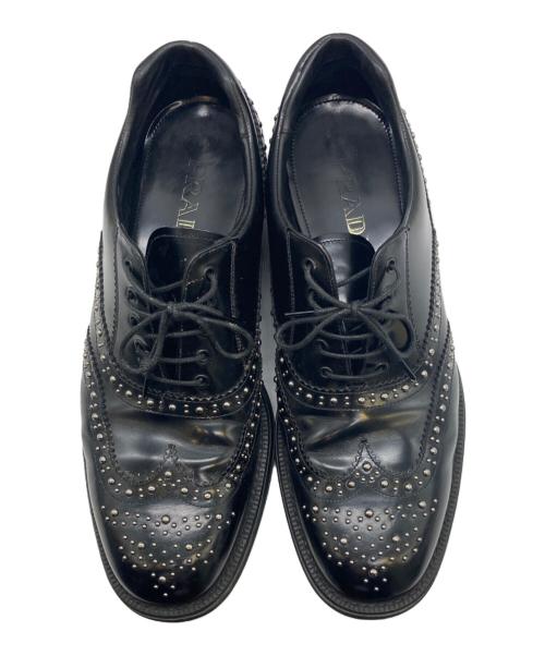 PRADA（プラダ）PRADA (プラダ) スタッズウィングチップシューズ ブラック サイズ:8 1/2の古着・服飾アイテム
