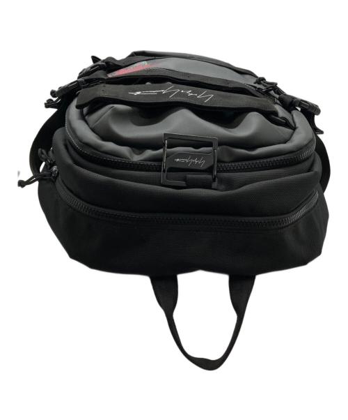 YOHJI YAMAMOTO（ヨウジヤマモト）YOHJI YAMAMOTO (ヨウジヤマモト) New Era (ニューエラ) RED LOGO BAGPACK/HZ-I58-661 ブラックの古着・服飾アイテム