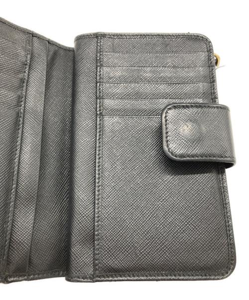 PRADA（プラダ）PRADA (プラダ) サフィアーノ2つ折り財布 ブラックの古着・服飾アイテム