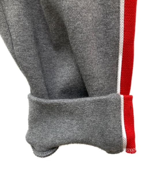 Thom Browne（トムブラウン）Thom Browne (トムブラウン) サイドラインジョガースウェットパンツ/MJQ091A-06168035 グレー サイズ:2の古着・服飾アイテム
