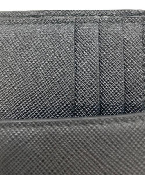 PRADA（プラダ）PRADA (プラダ) Saffiano Triangle Card Holder ブラックの古着・服飾アイテム