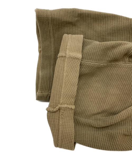 and wander（アンドワンダー）and wander (アンドワンダー) garment dye waffle pocket T ベージュ サイズ:Lの古着・服飾アイテム