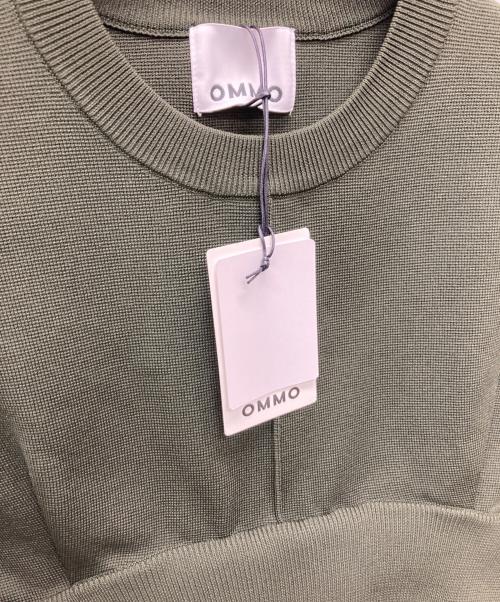 OMMO（オーエムエムオー）OMMO (オーエムエムオー) LAYERED FLARE KNIT TOP オリーブ サイズ:ＦＲＥＥ 未使用品の古着・服飾アイテム