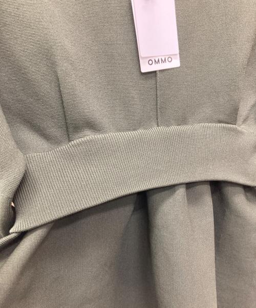 OMMO（オーエムエムオー）OMMO (オーエムエムオー) LAYERED FLARE KNIT TOP オリーブ サイズ:ＦＲＥＥ 未使用品の古着・服飾アイテム