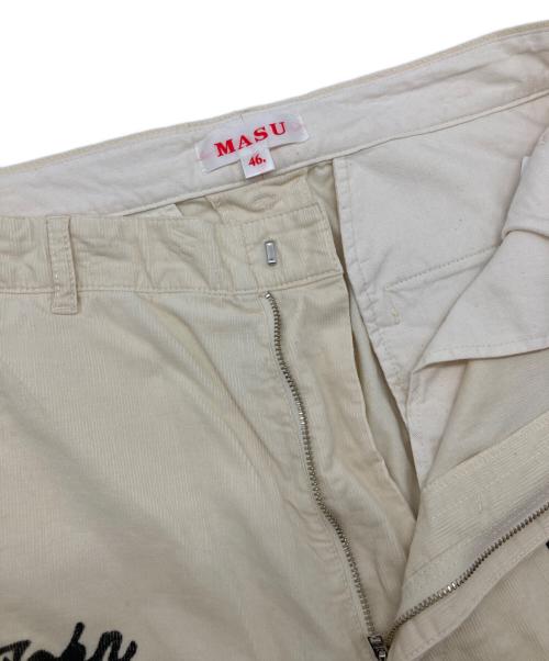 masu（エムエーエスユー）MASU (エムエーエスユー) VERDY (ヴェルディ) M.B.C. MEMORIAL PANTS/M25K6PT009 アイボリー サイズ:46の古着・服飾アイテム