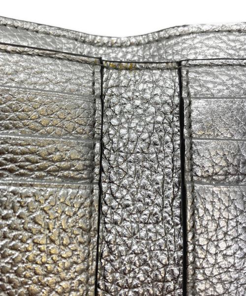 JIMMY CHOO（ジミーチュウ）JIMMY CHOO (ジミーチュウ) 3つ折り財布 シルバーの古着・服飾アイテム