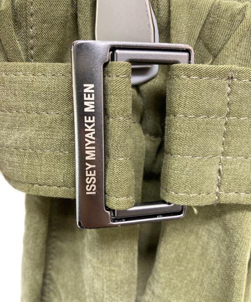 ISSEY MIYAKE MEN（イッセイミヤケメン）ISSEY MIYAKE MEN (イッセイミヤケメン) ドレープベルテッドパンツ グリーン サイズ:3の古着・服飾アイテム