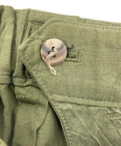 ISSEY MIYAKE MEN（イッセイミヤケメン）ISSEY MIYAKE MEN (イッセイミヤケメン) ドレープベルテッドパンツ グリーン サイズ:3の古着・服飾アイテム