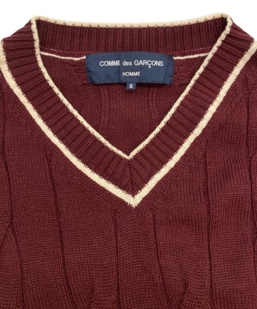 COMME des GARCONS HOMME（コムデギャルソン オム）COMME des GARCONS HOMME (コムデギャルソン オム) vネックチルデンケーブルニット/HB-N011 レッド サイズ:Ｓの古着・服飾アイテム