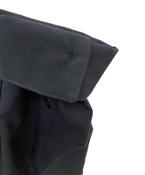OVERCOAT（オーバーコート）OVERCOAT (オーバーコート) DROPPED SHOULDER TOP WITH SHIRT COLLAR IN WOOL SHIRTING/S23T01-NKWS グレー サイズ:1の古着・服飾アイテム