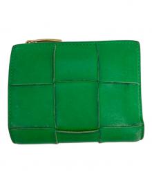 BOTTEGA VENETA（ボッテガベネタ）の古着「スモールカセット2つ折り財布」｜グリーン