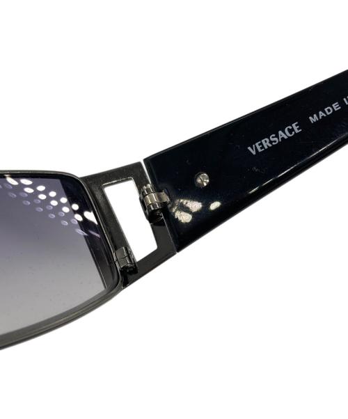 VERSACE（ヴェルサーチ）VERSACE (ヴェルサーチ) メデューサ モチーフサングラス/MOD.2021 1001/11 ブラック サイズ:60-15-130の古着・服飾アイテム