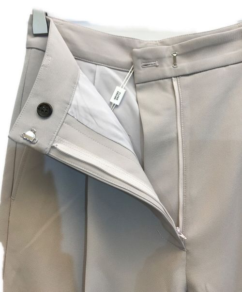CLANE（クラネ）CLANE (クラネ) ROUNDED LINE TUCK PANTS ベージュ サイズ:1 未使用品の古着・服飾アイテム