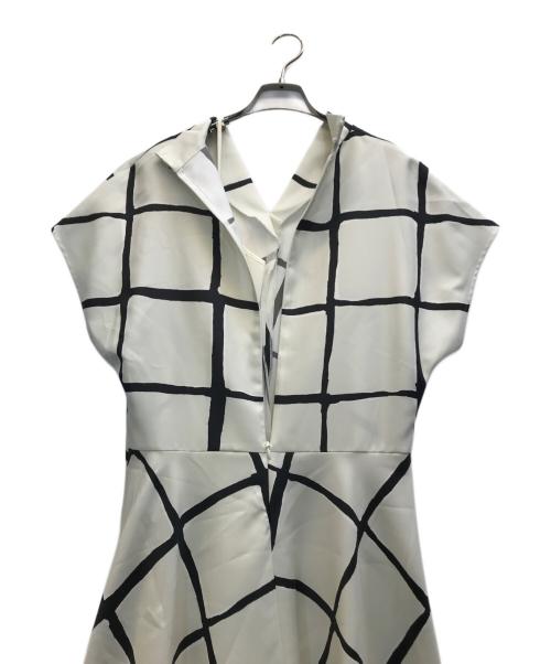 DoCLASSE（ドゥクラッセ）DoCLASSE (ドゥクラッセ) 半袖ワンピース ホワイト サイズ:M 未使用品の古着・服飾アイテム