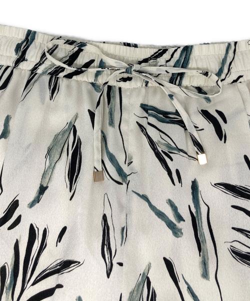 23区（ニジュウサンク）23区 (ニジュウサンク) 【洗える】スリークボタニカルプリント ドロスト パンツ ホワイト サイズ:38の古着・服飾アイテム