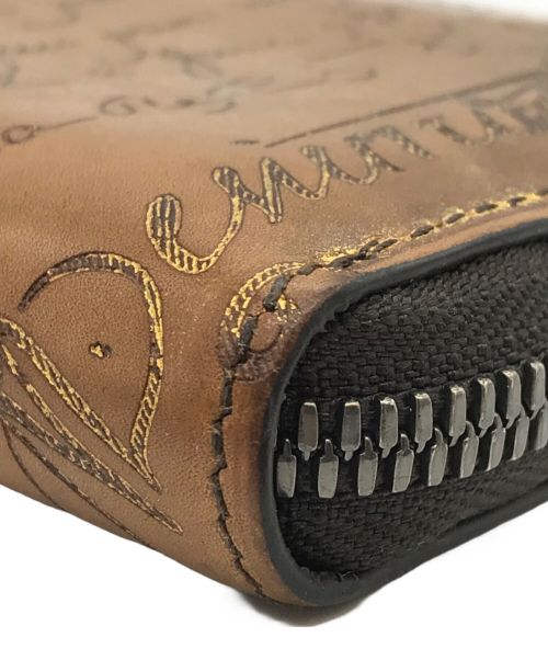 Berluti（ベルルッティ）Berluti (ベルルッティ) ワパ カリグラフィ コンパクトウォレット ブラウンの古着・服飾アイテム