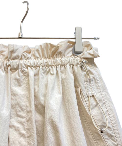 BEAUTY&YOUTH（ビューティーアンドユース）BEAUTY&YOUTH (ビューティーアンドユース) ナイロンドローストスカート アイボリー サイズ:Mの古着・服飾アイテム