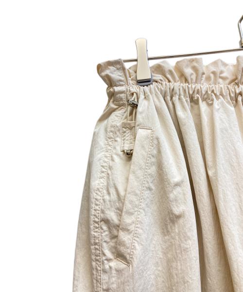 BEAUTY&YOUTH（ビューティーアンドユース）BEAUTY&YOUTH (ビューティーアンドユース) ナイロンドローストスカート アイボリー サイズ:Mの古着・服飾アイテム