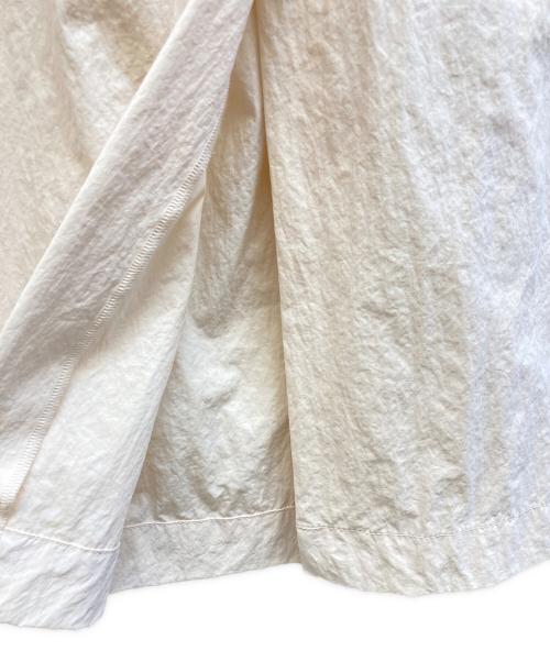 BEAUTY&YOUTH（ビューティーアンドユース）BEAUTY&YOUTH (ビューティーアンドユース) ナイロンドローストスカート アイボリー サイズ:Mの古着・服飾アイテム